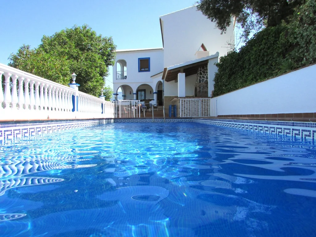 Fachada y terraza delantera