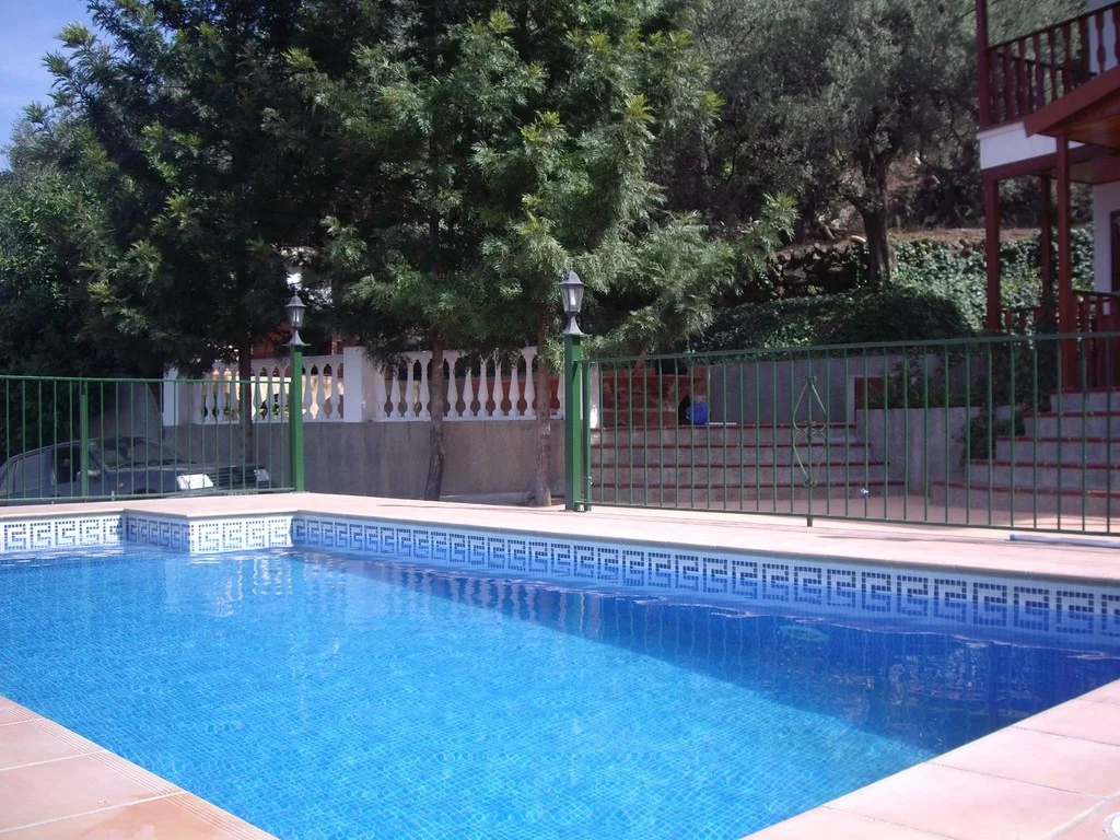 Piscina privada y solárium