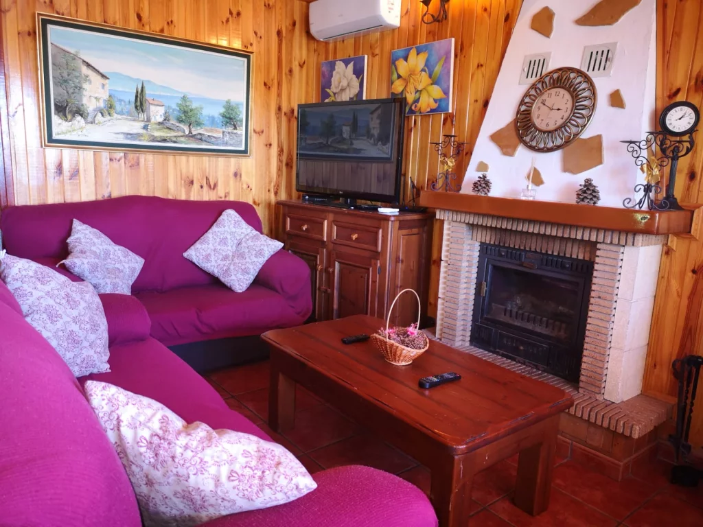 Salón principal con chimenea